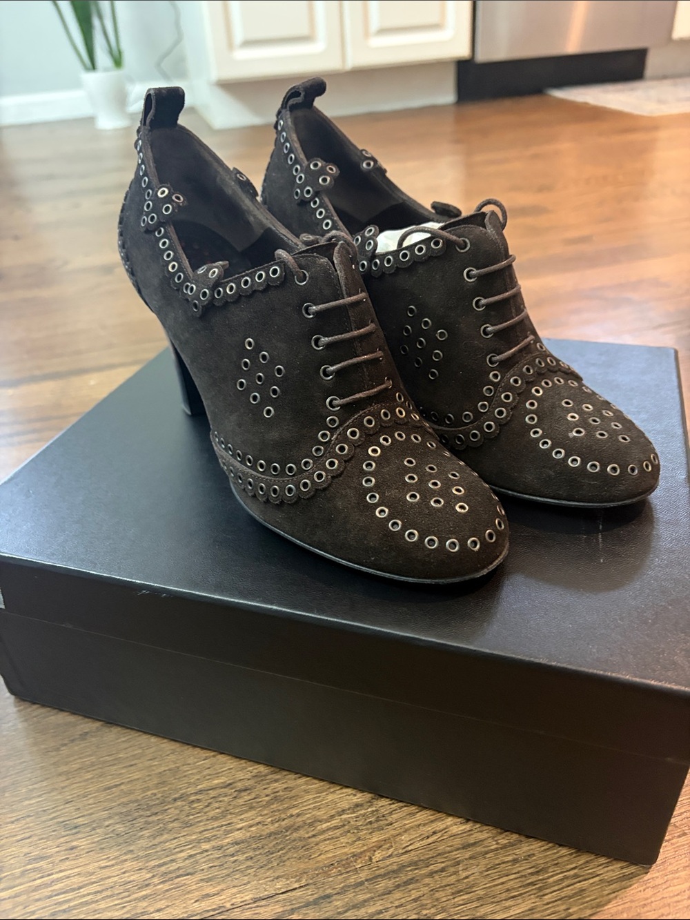 CHANEL vintage Brown Suede oxfords with Eyelets / Lace-Up Heels